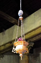 o candela din multitudinea de candele din aceasta biserica