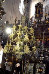 candelabru in fata altarului ortodox