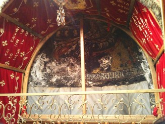 Aranjament deasupra stelei