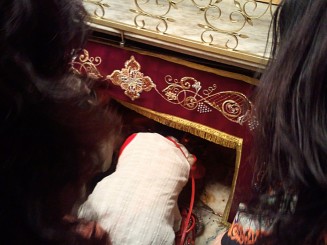 inchinare surprinsa la steaua care marcheaza locul Nasterii Domnului