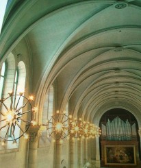 lampi in forma de roata in amintirea sf.Ecaterina plasate in biserica in loc de candelabre