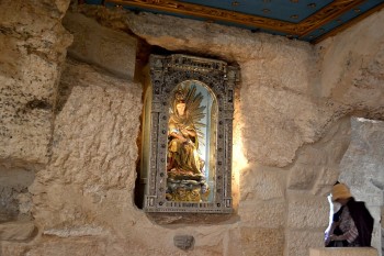 Icoana cu alaptarea pruncului expusa in interiorul pesterii