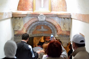 spre pesterea sfintei familii