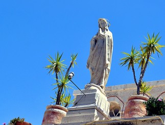 ioana postata pe cladirea bisericii