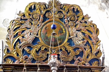 aranjament deasupra iconii Maicii Domnului