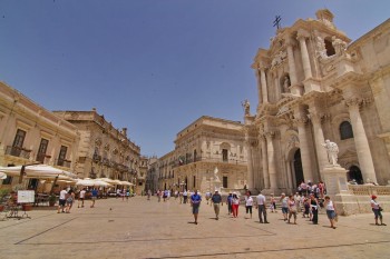Siracuza - Piazza Duomo, catedrala in dreapta