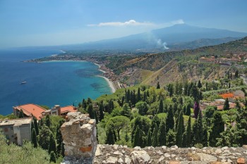 Taormina - vedere catre vulcanul Etna si Giardini Naxos