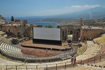 Taormina - Amfiteatrul Grec - vedere panoramica asupra Muntelui Etna si asupra coastei