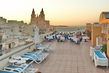 Hotel Maritim din Mellieha - terasa de pe acoperis - uneori se serveste cina aici, in rest sunt sezlonguri