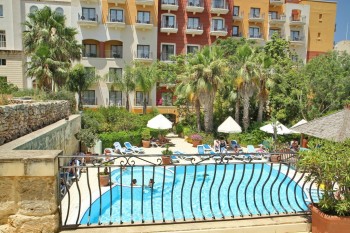 Hotel Maritim din Mellieha - piscina din spate