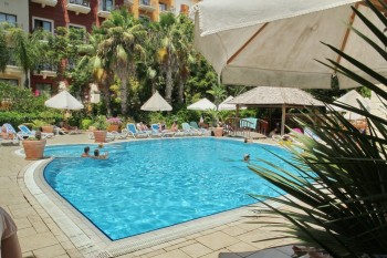 Hotel Maritim din Mellieha - piscina din spate
