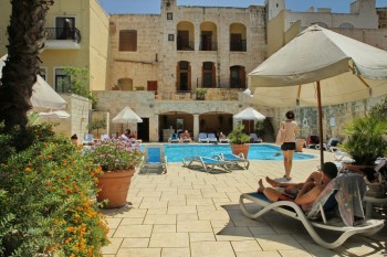 Hotel Maritim din Mellieha - piscina din spate