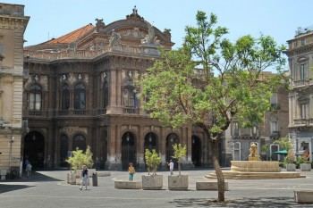 Teatrul Bellini - in dreapta la statuie e o gelaterie cu cea mai buna inghetata