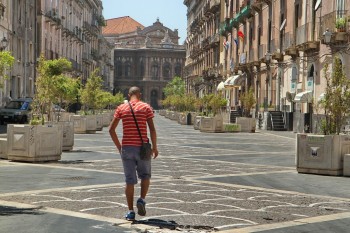 in fata e Teatrul Bellini