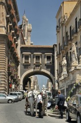 Arcul San Benedetto - intrarea pe strada Crociferi