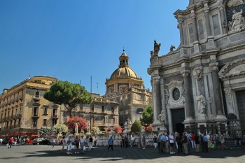 Piata Domului, in centru e Biserica Sant Agata