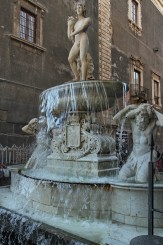 Fantana din Piata Domului; in spatele ei incepe Piata de Peste
