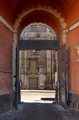 Catania - o poarta catre o curte interioara