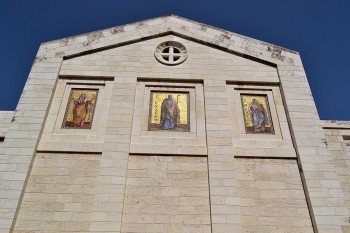 Fresca de pe fatada bisericii care-l infatiseaza pe Lazar alaturi de cele doua surori Marta si Maria