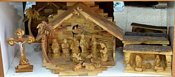 obiecte cu scene biblice(facute4 din lemn de maslin si piatra rosie)