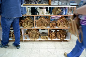 obiecte cu scene biblice(facute4 din lemn de maslin si piatra rosie)