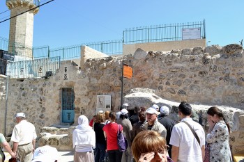 in fata mormantului lui Lazar