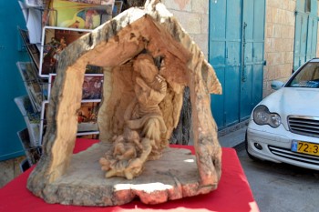 obiecte cu scene biblice(facute4 din lemn de maslin si piatra rosie)