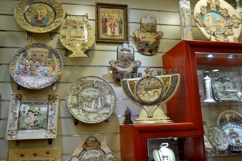 obiecte cu scene biblice(facute4 din lemn de maslin si piatra rosie)