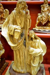 obiecte cu scene biblice(facute4 din lemn de maslin si piatra rosie)