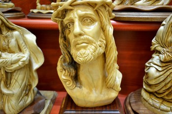 obiecte cu scene biblice(facute4 din lemn de maslin si piatra rosie)