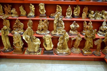 obiecte cu scene biblice(facute4 din lemn de maslin si piatra rosie)