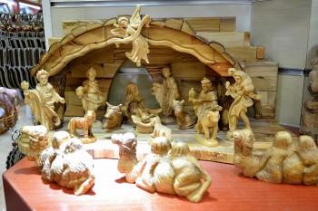 obiecte cu scene biblice(facute4 din lemn de maslin si piatra rosie)