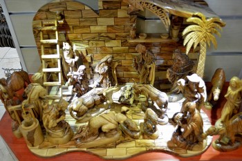 obiecte cu scene biblice(facute4 din lemn de maslin si piatra rosie)