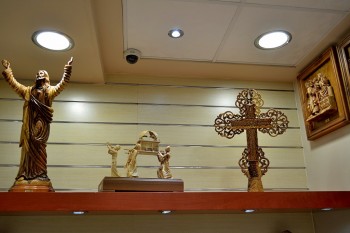 obiecte cu scene biblice(facute4 din lemn de maslin si piatra rosie)