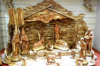 obiecte cu scene biblice(facute4 din lemn de maslin si piatra rosie)