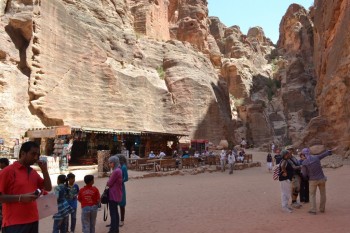 vedere generala in apropierea tezaurului Al Khazanek