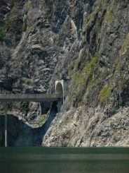 Intrarea in tunel , drumul de la baraj spre Cabana Cumpana