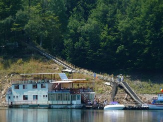 Pontonul si hotelul plutitor