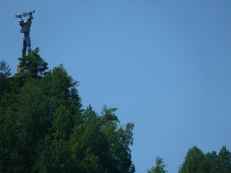 Statuia de deasupra barajului Vidraru