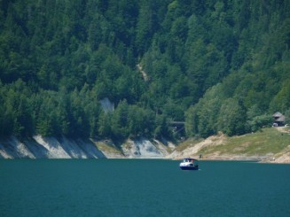 Alt vaporas pe lacul Vidraru