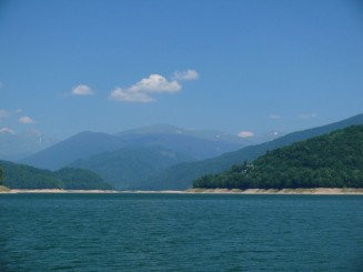 Muntii fagarasi vazuti de pe lacul Vidraru