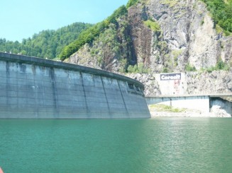 Vedere baraj de pe Lac