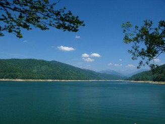 Lacul Vidraru , in spate Muntii Fagarasi