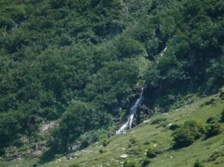 O cascada mica in departare
