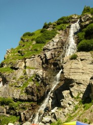 Cascada Capra, la sosea, loc de pozat si mic bazar ambulant