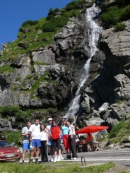 Cascada Capra pe Transfagarasan, la sosea, pe partea dinspre Sud