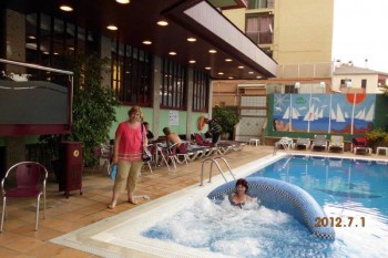 In piscina hotelului se afla un colt cu hidromasaj.