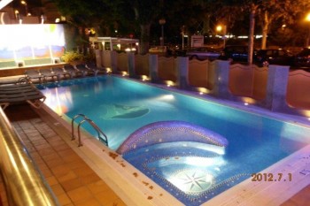 Piscina hotelului Garbi