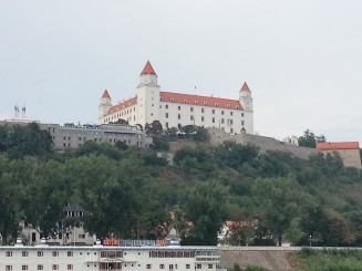 Castelul Bratislava vazut de pe Dunare