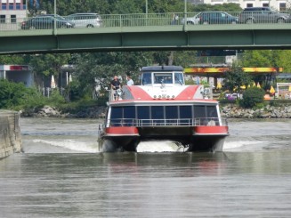 catamaranul TWIN CITY LINER